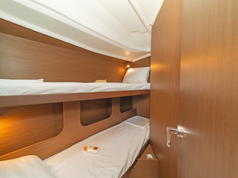 Yacht hire Alimos cheap Oceanis 40.1