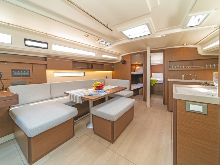 Sailboat hire in Alimos - Bénéteau Oceanis 40.1