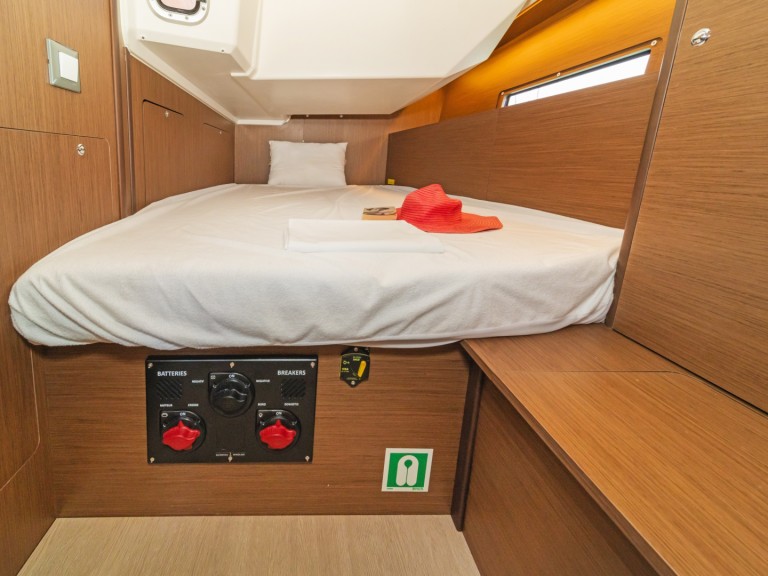 Charter a Bénéteau Oceanis 40.1 in Alimos on Samboat
