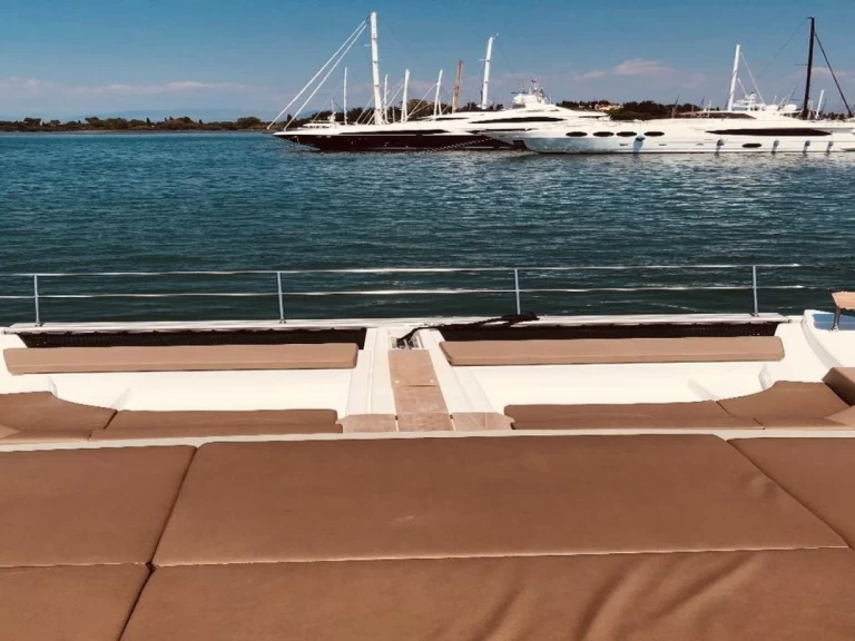 Motorboat to hire Lefkáda at the best price