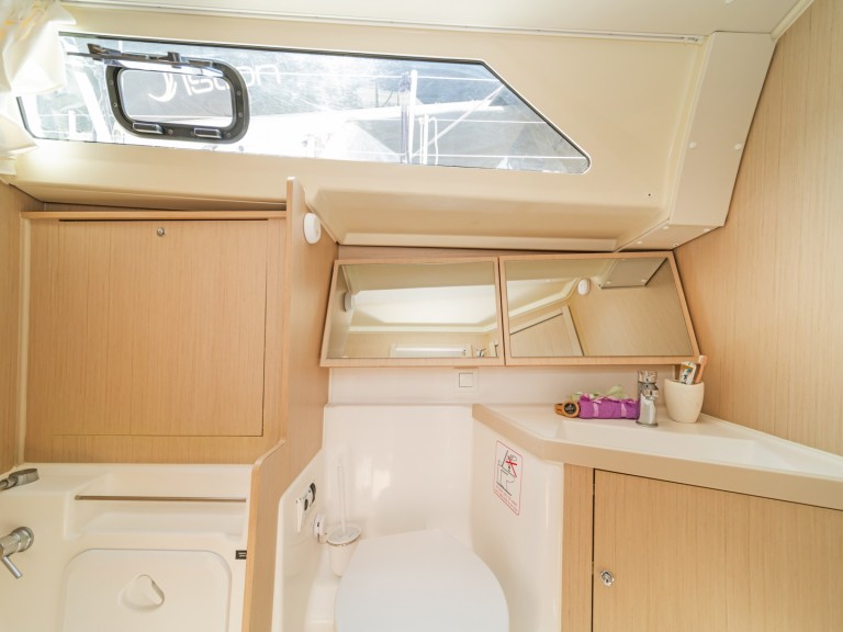 Hire Sailboat Bénéteau with a boat licence