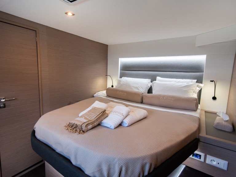 Hire Catamaran Fountaine Pajot with a boat licence