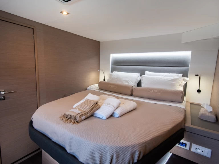 Hire Catamaran Fountaine Pajot with a boat licence