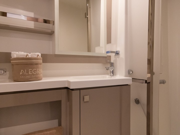 Catamaran to hire Adámas at the best price