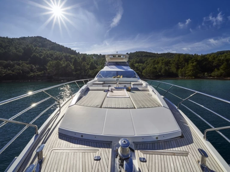 Hire Luxury Yacht Azimut with a boat licence