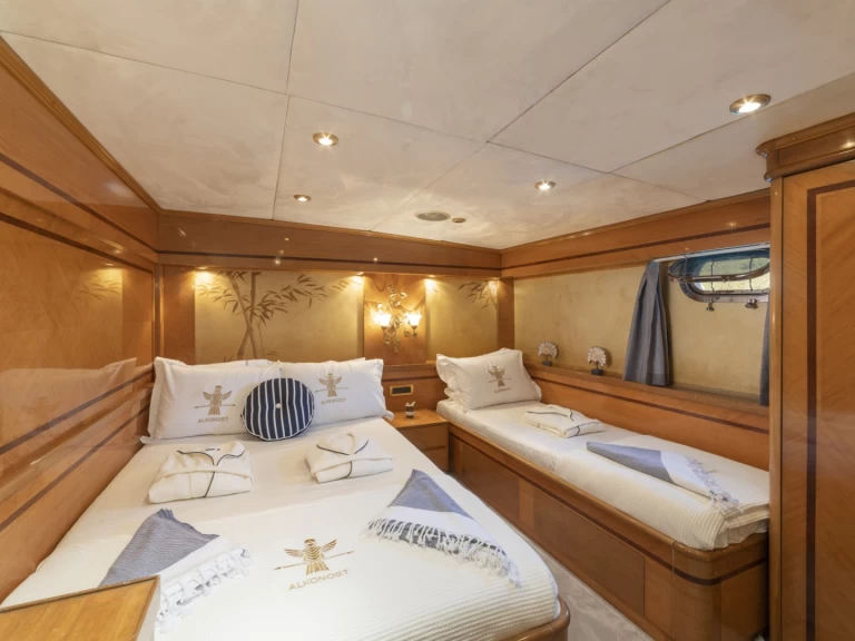 Hire Luxury Yacht lürssen with a boat licence