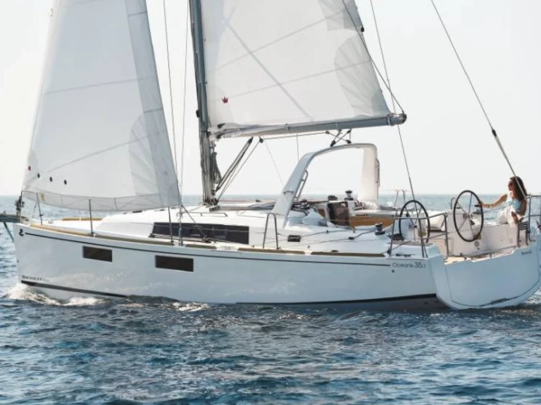 Yacht hire Toulon cheap OCEANIS 35.1 MALILU