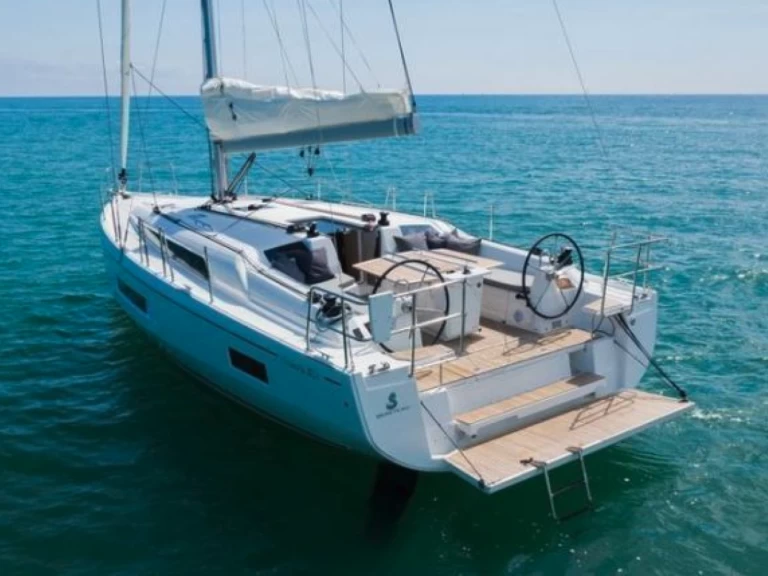 Hire a Bénéteau OCEANIS 40.1 POLEMAS Toulon