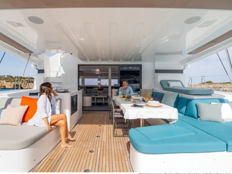 Hire a Lagoon Lagoon 55 Ellinikó