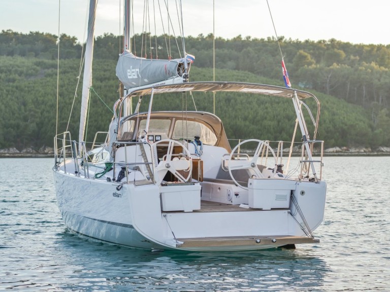 Charter a Elan E4 in Pula on Samboat