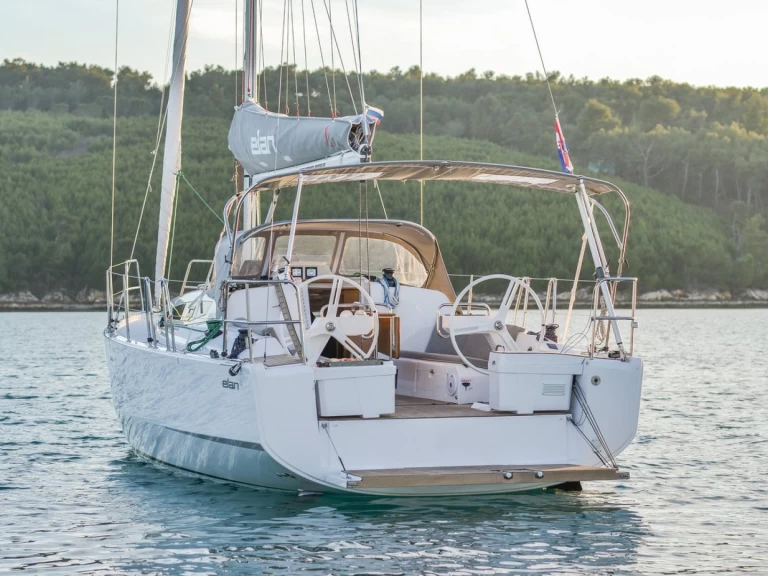 Charter a Elan E4 in Pula on Samboat