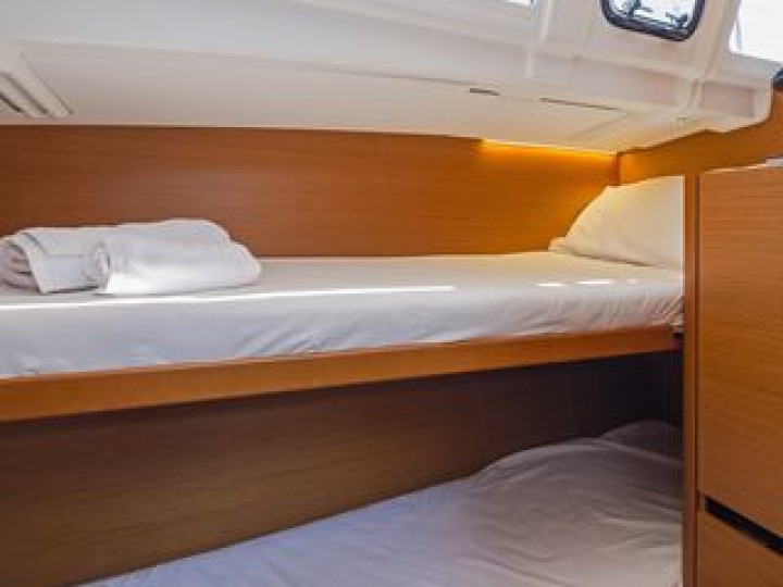 Hire Sailboat Jeanneau with a boat licence