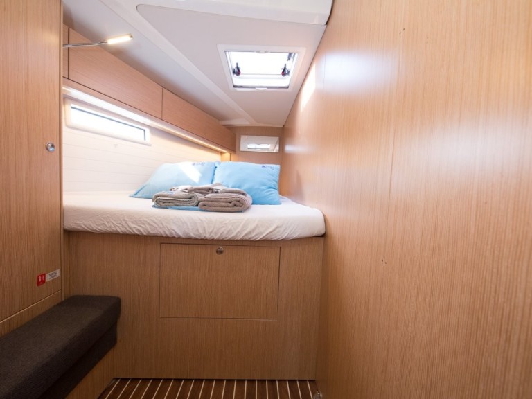 Hire Sailboat Bavaria with a boat licence