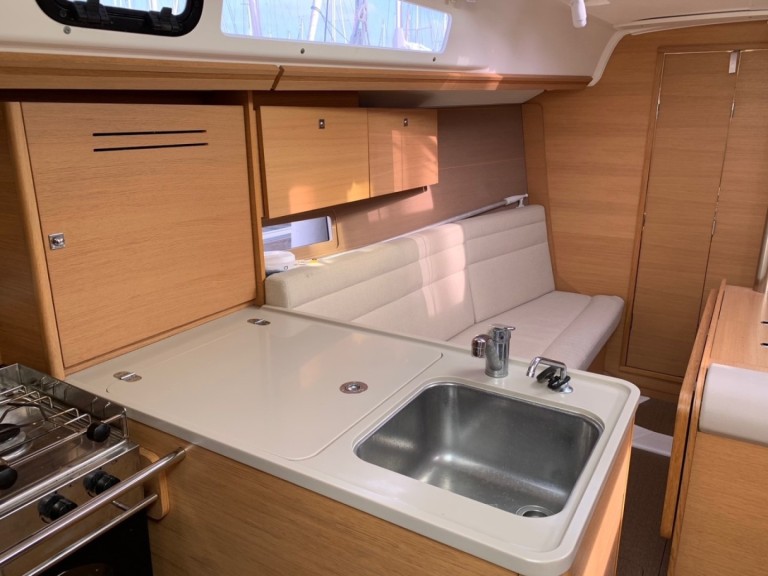 Sailboat hire in La Trinité-sur-Mer - Dufour Dufour 310