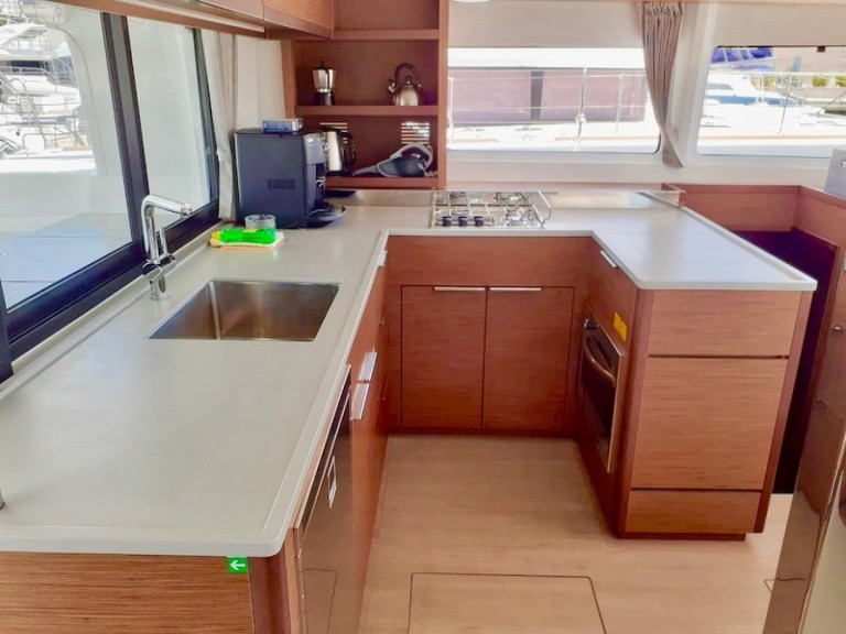 Yacht hire Šibenik cheap Lagoon 46