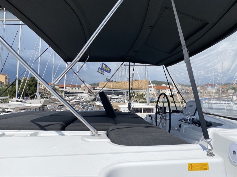 Hire Catamaran Lagoon with a boat licence