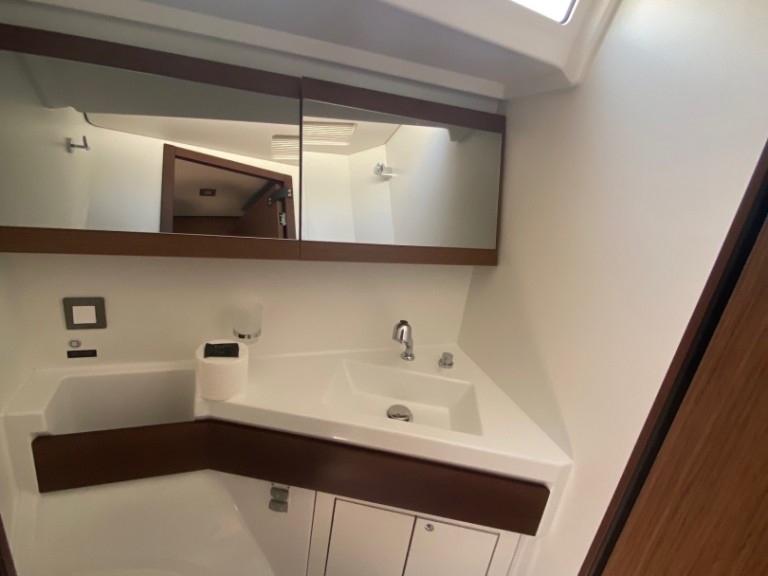 Sailboat to hire Volos at the best price