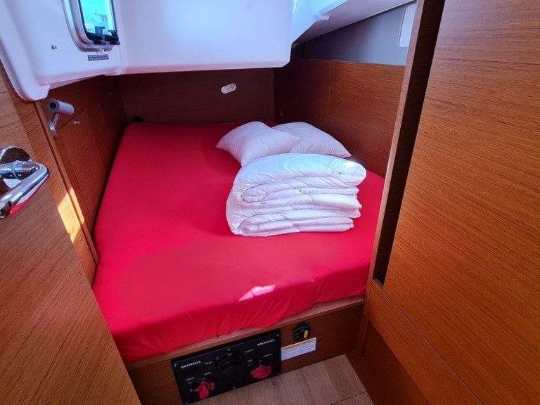 Charter a Jeanneau Sun Odyssey 410 in Pula on Samboat