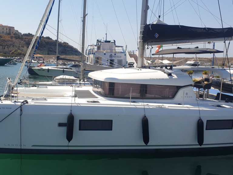Yacht hire Tropea cheap Lagoon 42 "Easy to love"