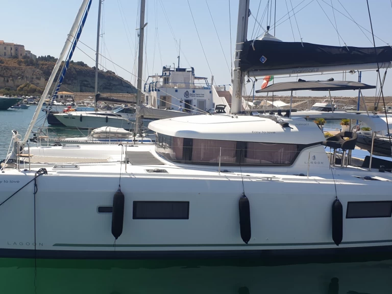 Yacht hire Tropea cheap Lagoon 42 "Easy to love"