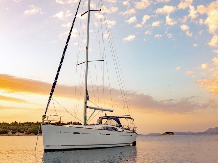 Yacht hire Nikiána cheap Oceanis 43