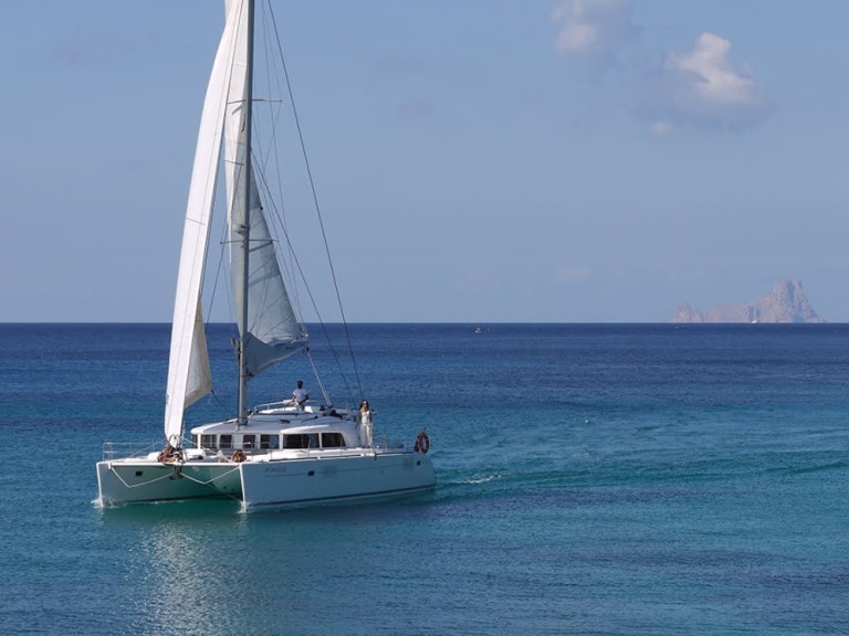 Charter a Lagoon Lagoon 440 in Santa Eulària des Riu on Samboat