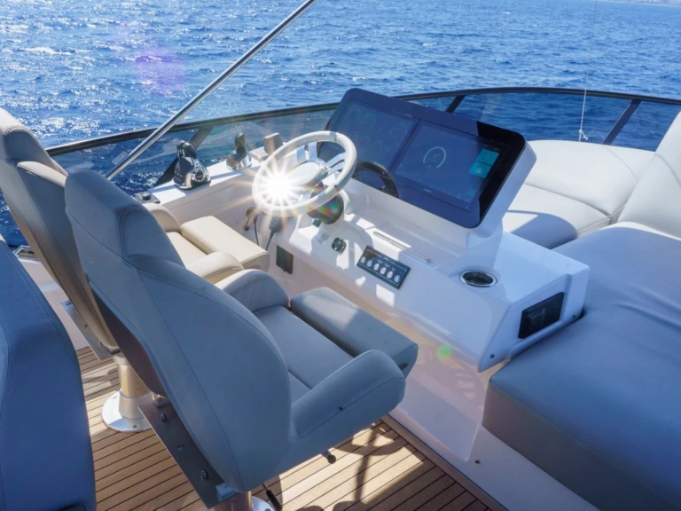 Hire a Azimut Azimut 53 Fly Barcelona
