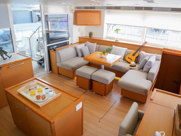 Charter a Lagoon Lagoon 560 in Barcelona on Samboat
