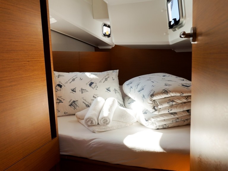 Sailboat to hire Pirovac at the best price