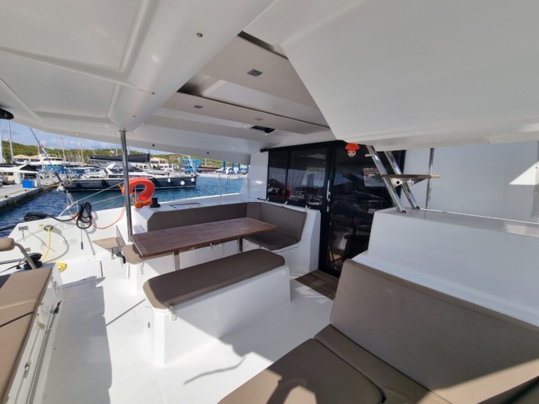 Charter a Fountaine Pajot Astrea 42 in Lávrio on Samboat