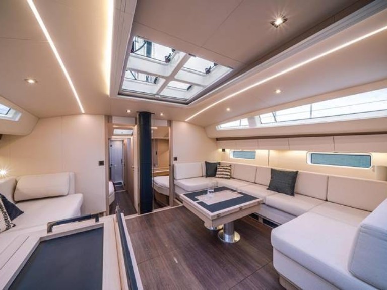 Sailboat to hire Lávrio at the best price