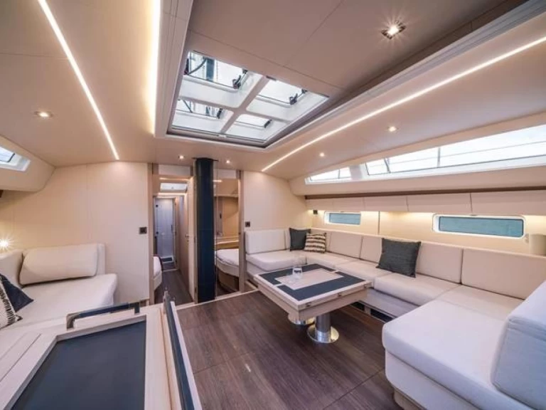 Sailboat to hire Lávrio at the best price