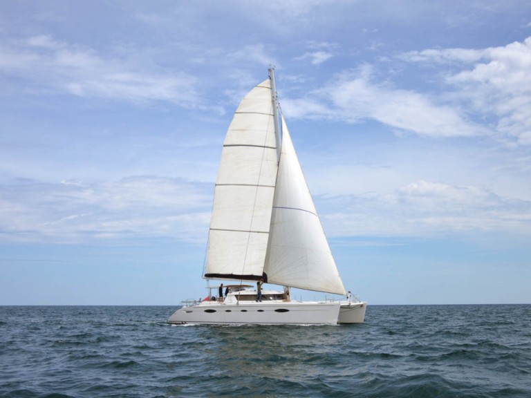 Hire Catamaran Fountaine Pajot with a boat licence