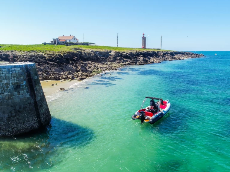 RIB hire in L'Herbaudière - Prua al vento Thor 700