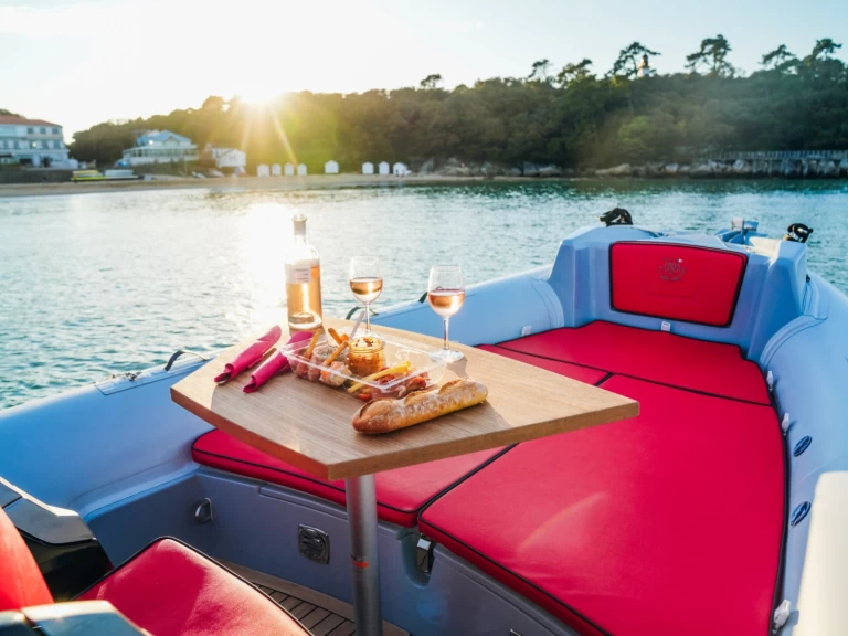 RIB hire in L'Herbaudière - Prua al vento Thor 700