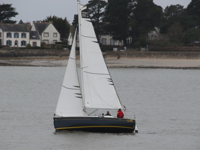 Hire Sailboat Bénéteau with a boat licence