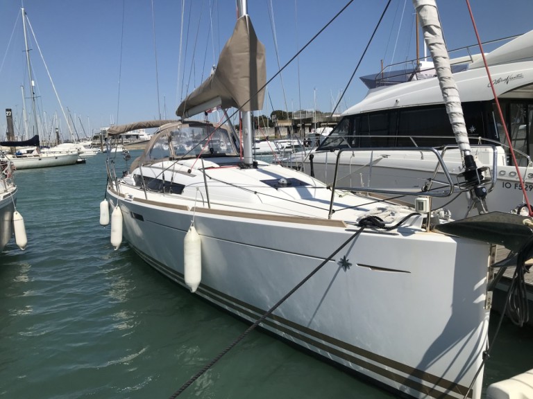 Hire Sailboat Jeanneau with a boat licence