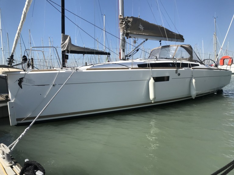 Hire Sailboat with or without skipper Jeanneau La Rochelle