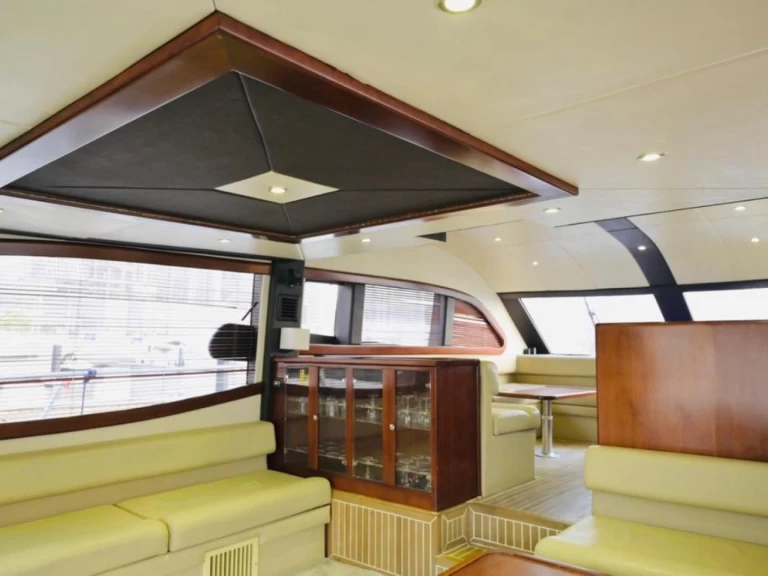 Hire Luxury Yacht SUPER FLY with a boat licence