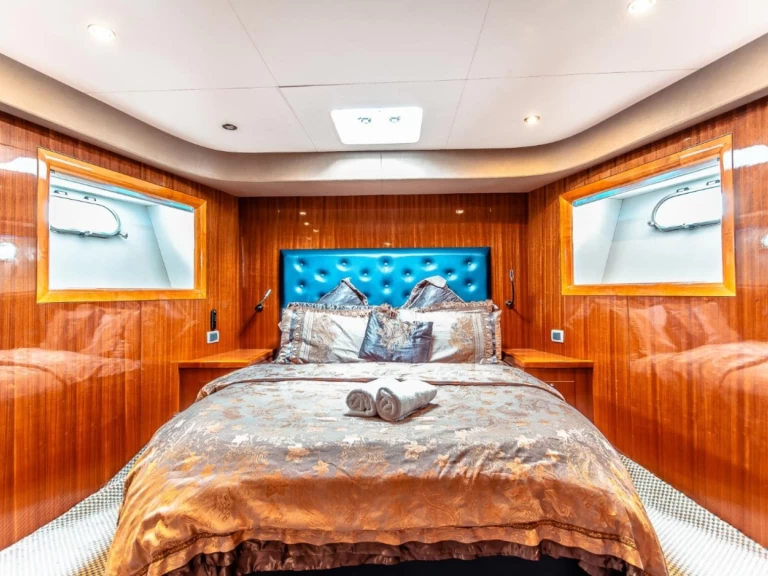 Charter a BIG DADDY 90 FEET in Dubai Marina on Samboat