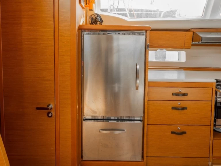 Sailboat to hire Alimos at the best price