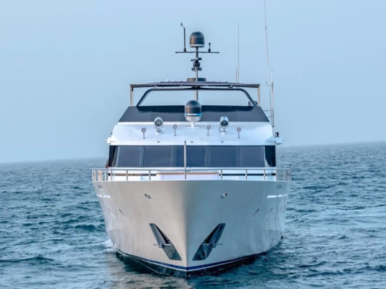 Yacht hire Dubai Marina cheap 130 FEET