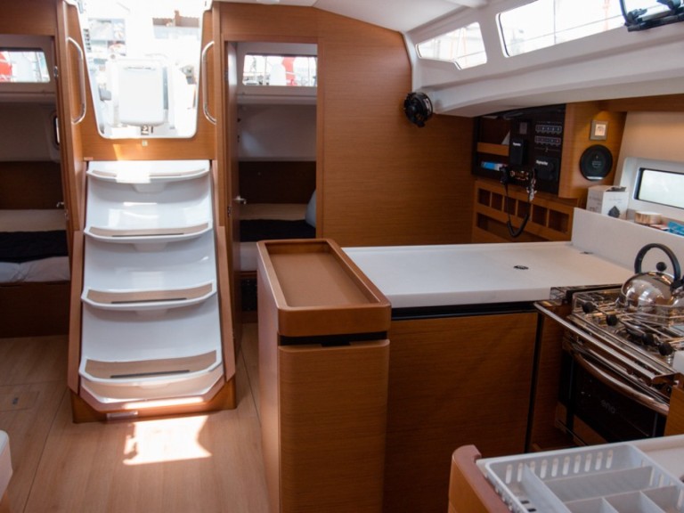 Hire Sailboat Jeanneau with a boat licence