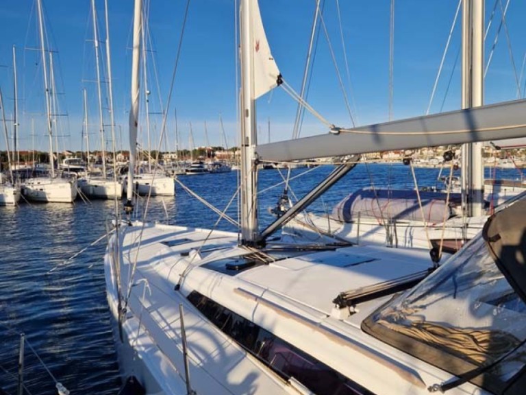 Yacht charter Jezera - Dufour Dufour 430 on SamBoat