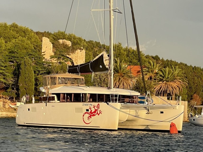Hire Catamaran Lagoon with a boat licence