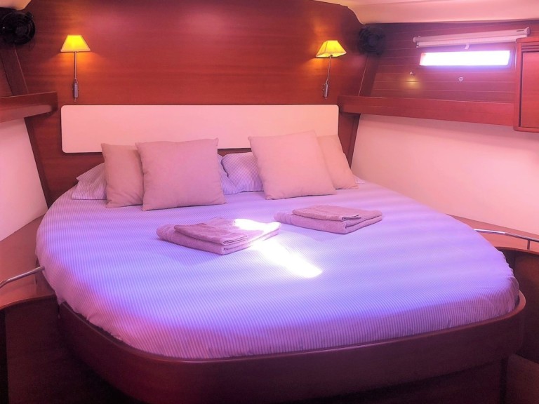 Sailboat to hire Valencia at the best price