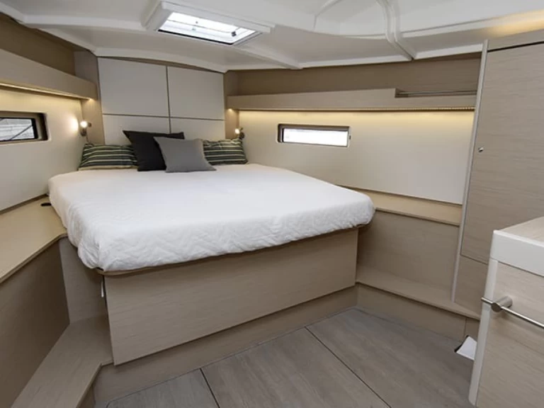 Charter a Bénéteau Oceanis 40.1 - Beneteau - First Line in Le Marin on Samboat