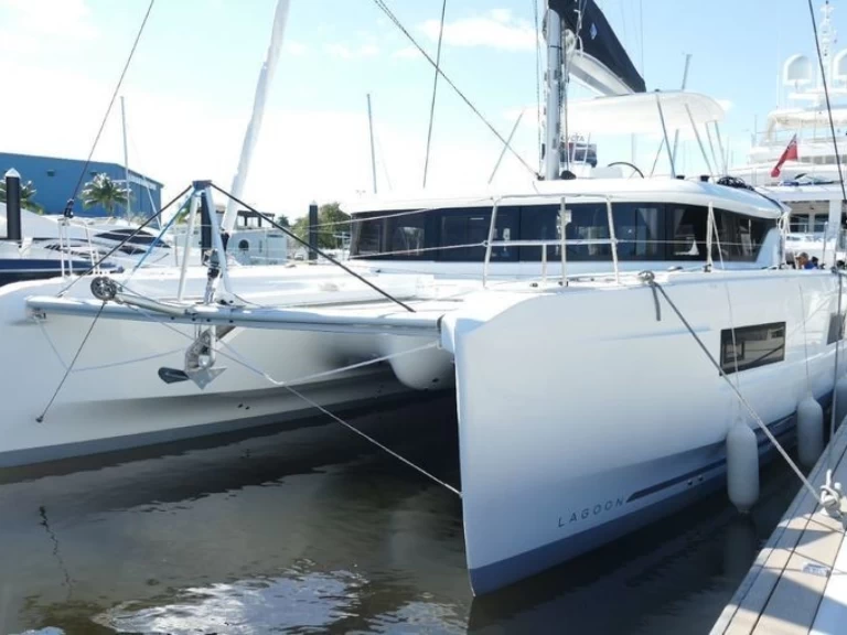 Hire Catamaran Lagoon with a boat licence