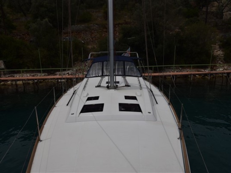 Sailboat to hire Volos at the best price