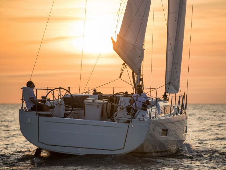 Sailboat hire in Lagos - Bénéteau Oceanis 40.1